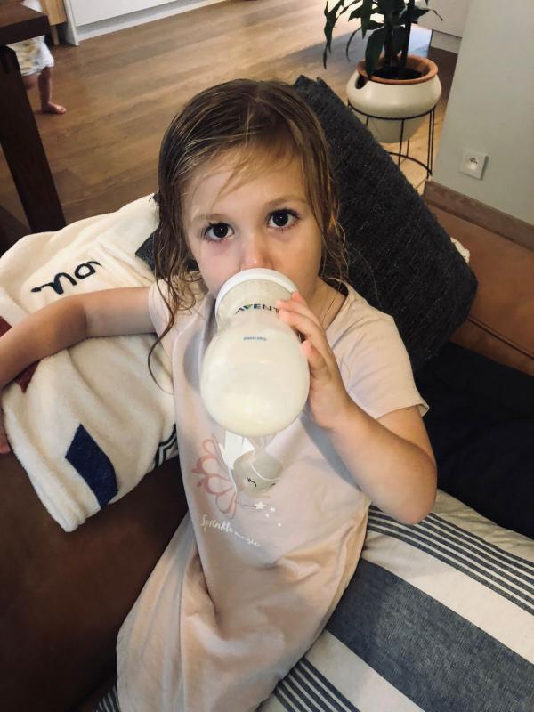 Alix drinkt rijstdrink