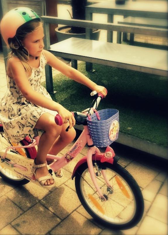 meisje op fiets