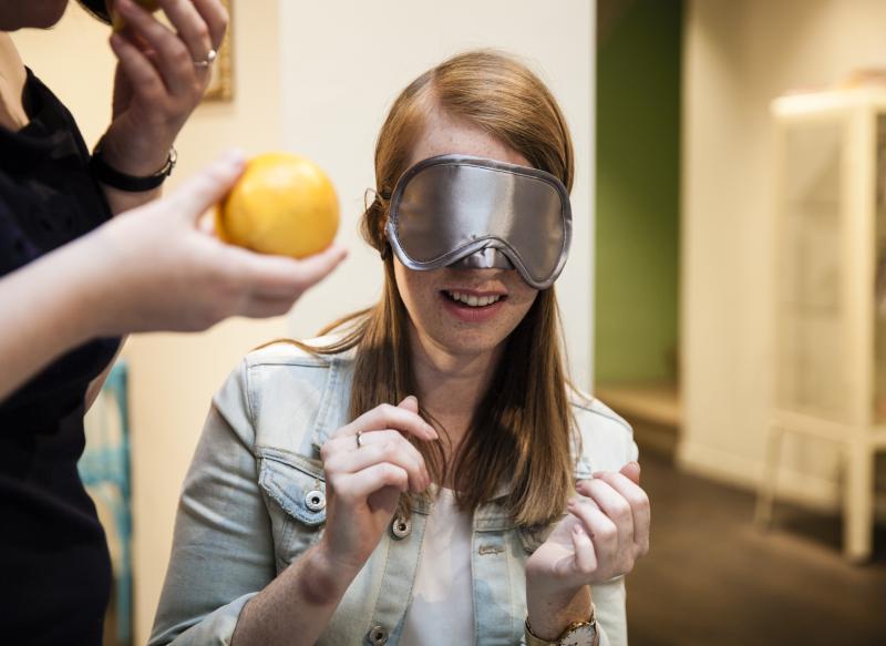 vrouw blinddoek sinaasappel