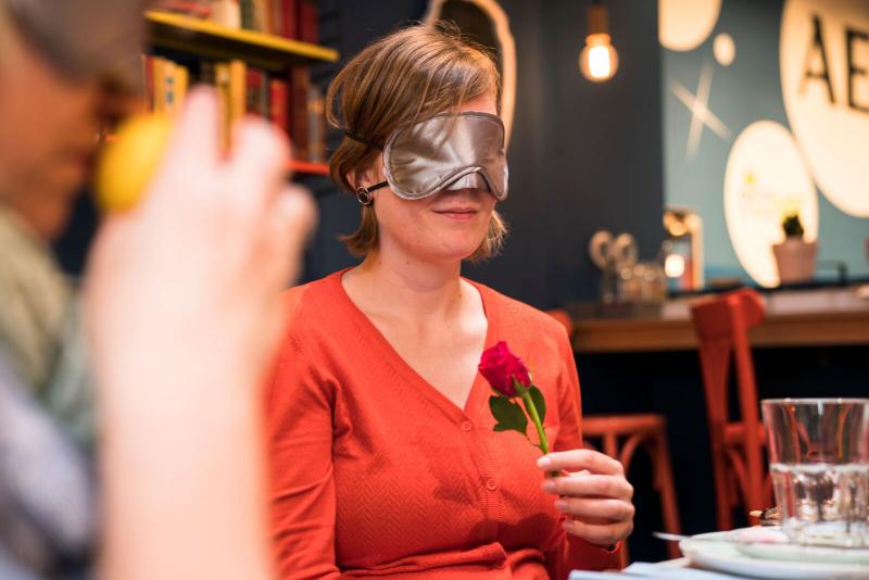 vrouw ruikt