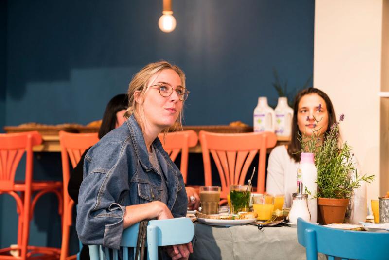 luisterende vrouw