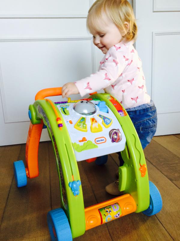 meisje met Activity Walker 