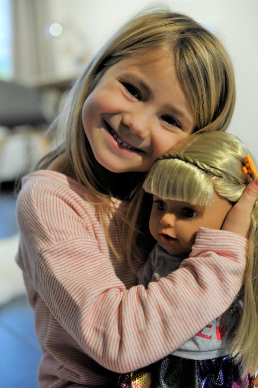 meisje met pop Baby Born sister