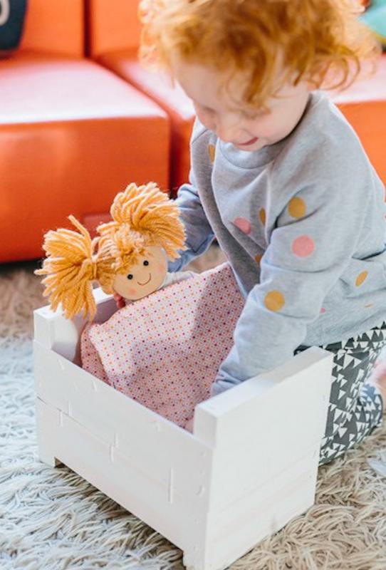 meisje speelt met pop