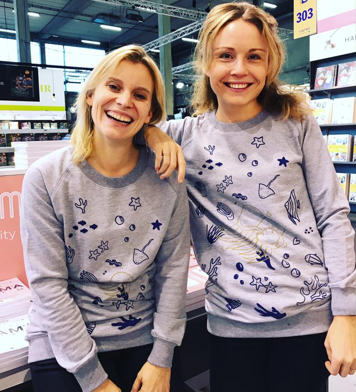 twee vrouwen met Fragile-sweater Eva Mouton