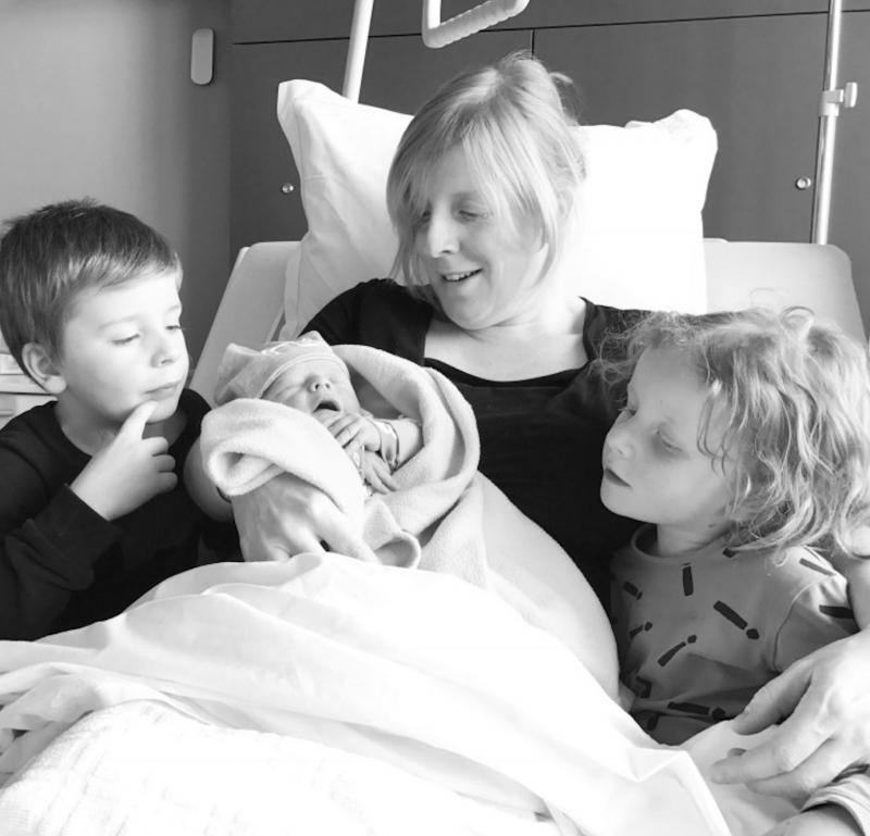 pasbevallen mama met kinderen en baby