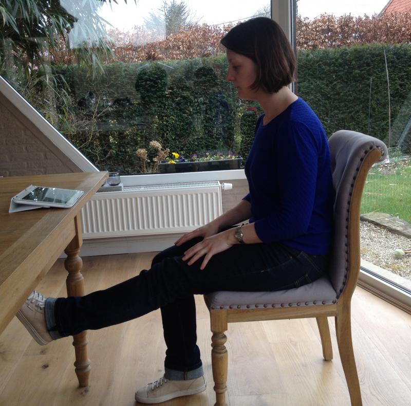oefeningen kine op stoel met vrouw