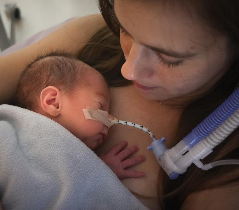 mama met zoon aan beademing