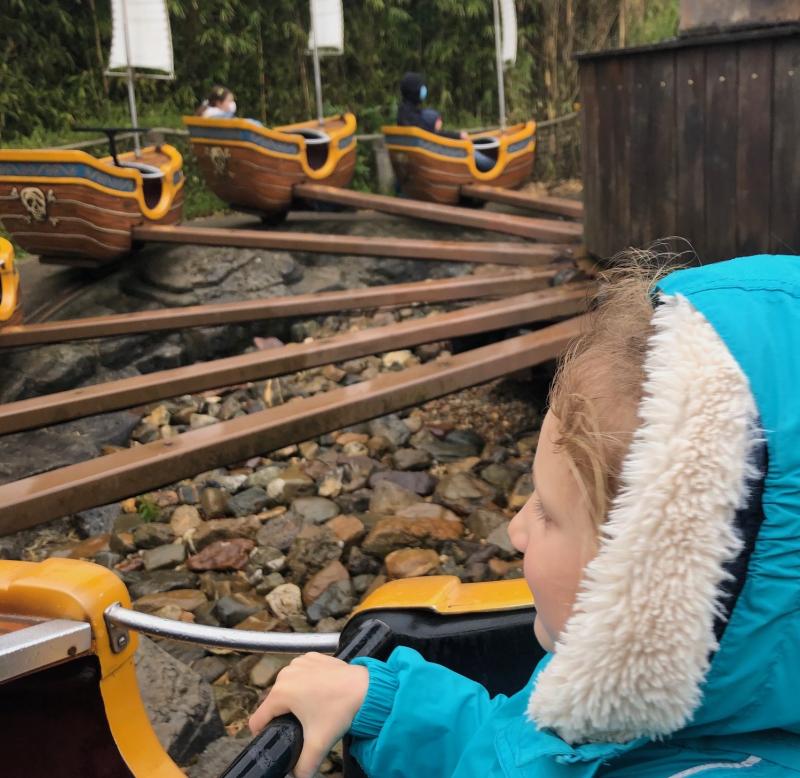 Meisje in pretparkattractie