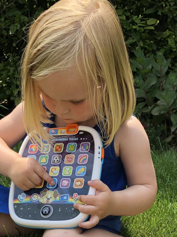 kindje met activiteitentablet