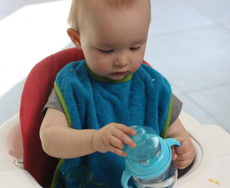 baby met drinkbeker