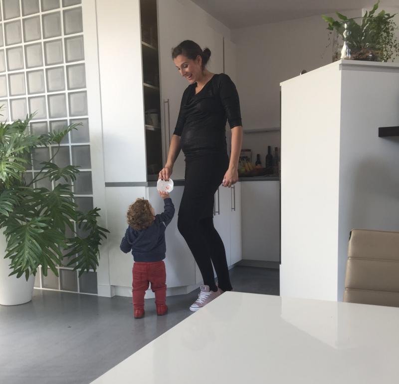 mama met zoon in Fragile kleren