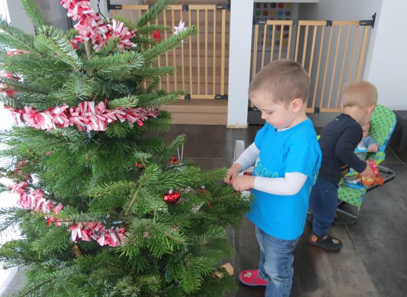 kindjes versieren kerstboom