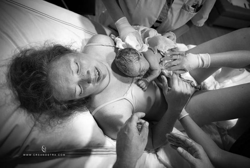 pasgeboren baby op buik moeder