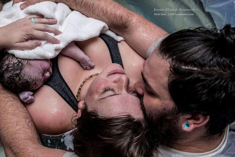man en vrouw na bevalling