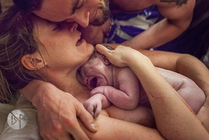 mama en papa met kindje na bevalling