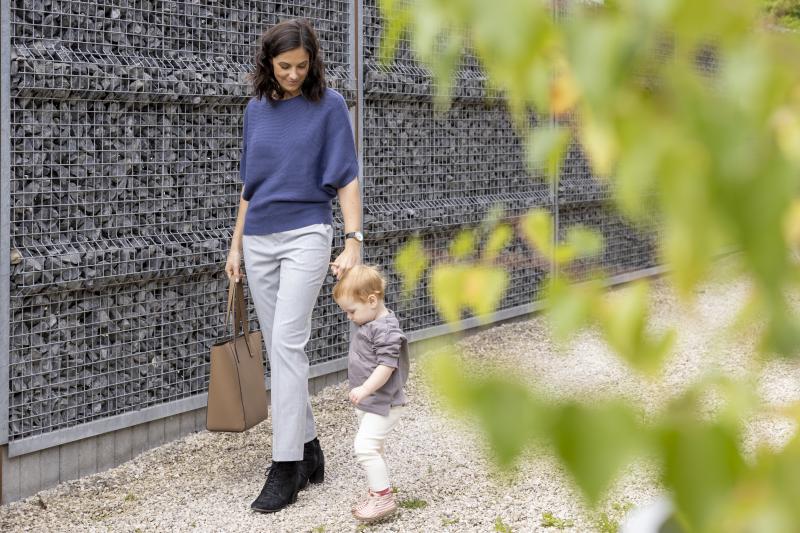 Mama met peuter aan de hand in outfit van UNIQLO