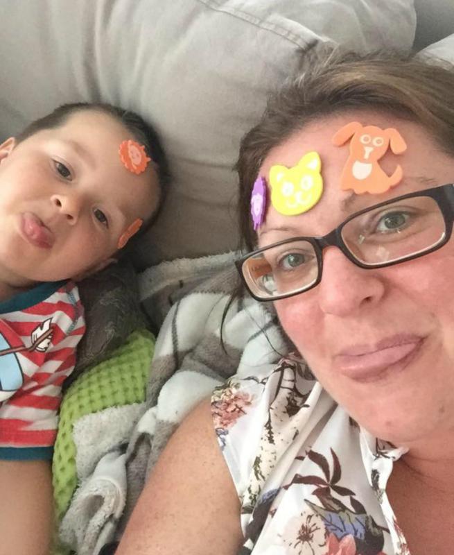 mama en zoon met stickers op hoofd