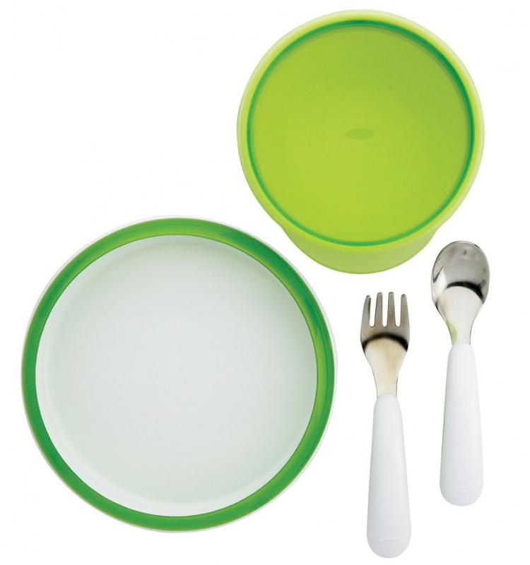 een 4-delig-eetsetje van OXO Tot bestaat uit bestek, bord en potje
