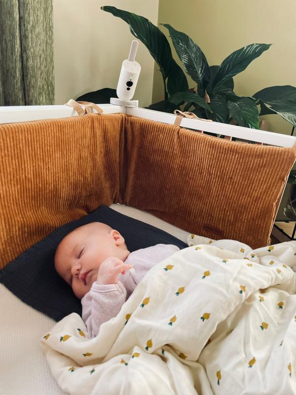 Baby slaapt met babyfoon naast bedje
