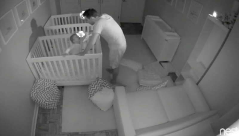papa in slaapkamer bij tweeling