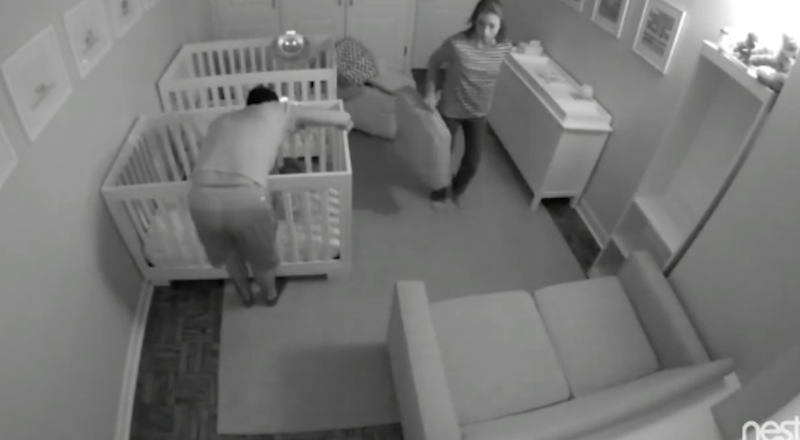 moeder en vader in slaapkamer tweeling