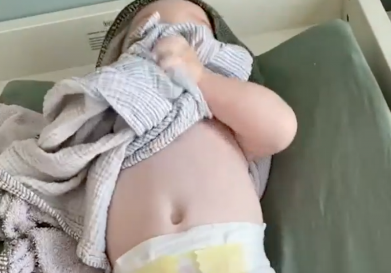 Baby op ververskussen met tetradoek
