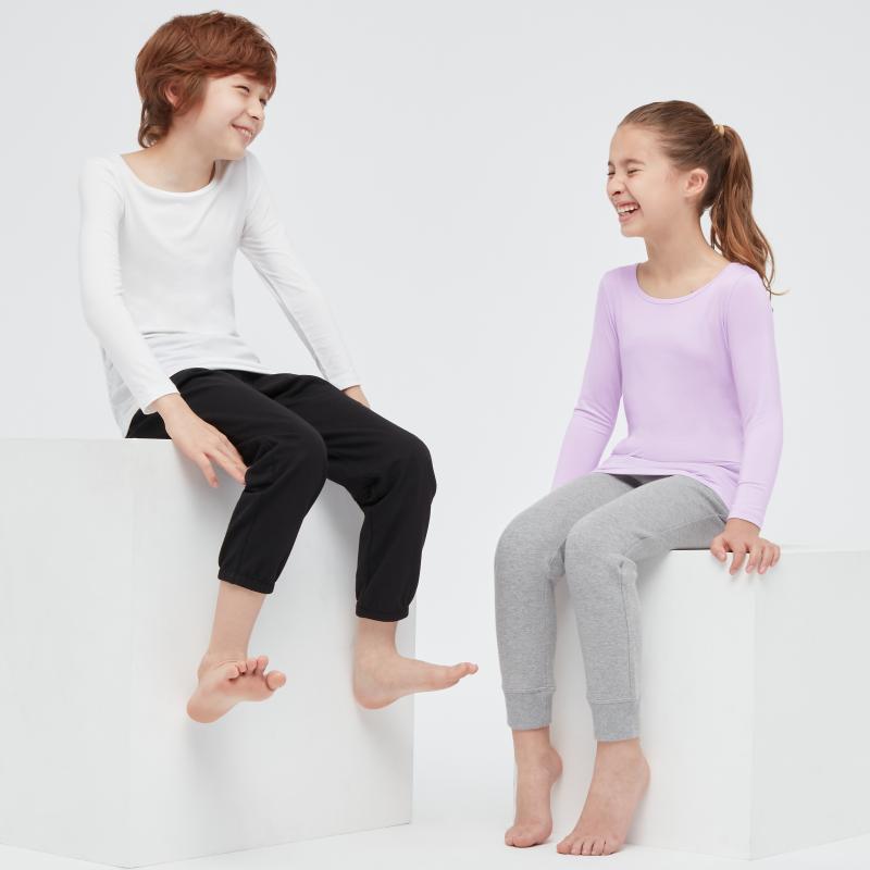 Kinderen met thermische kleding van UNIQLO