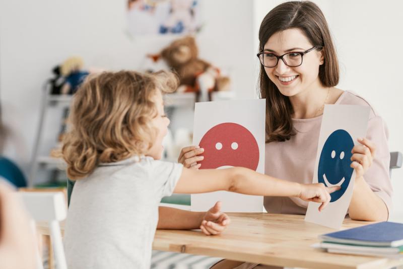 communiceren met emoticons met een kind