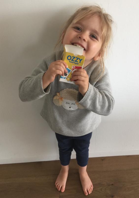 meisje houdt kaartspel vast