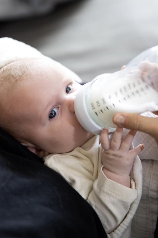 Baby drinkt flesje