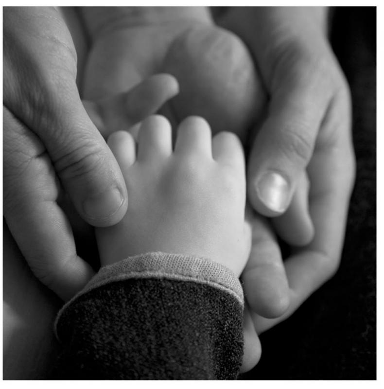 kinderhand in volwassen hand