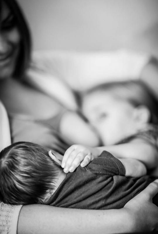 mama geeft borst aan twee kindjes