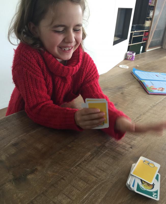 meisje speelt spelletje