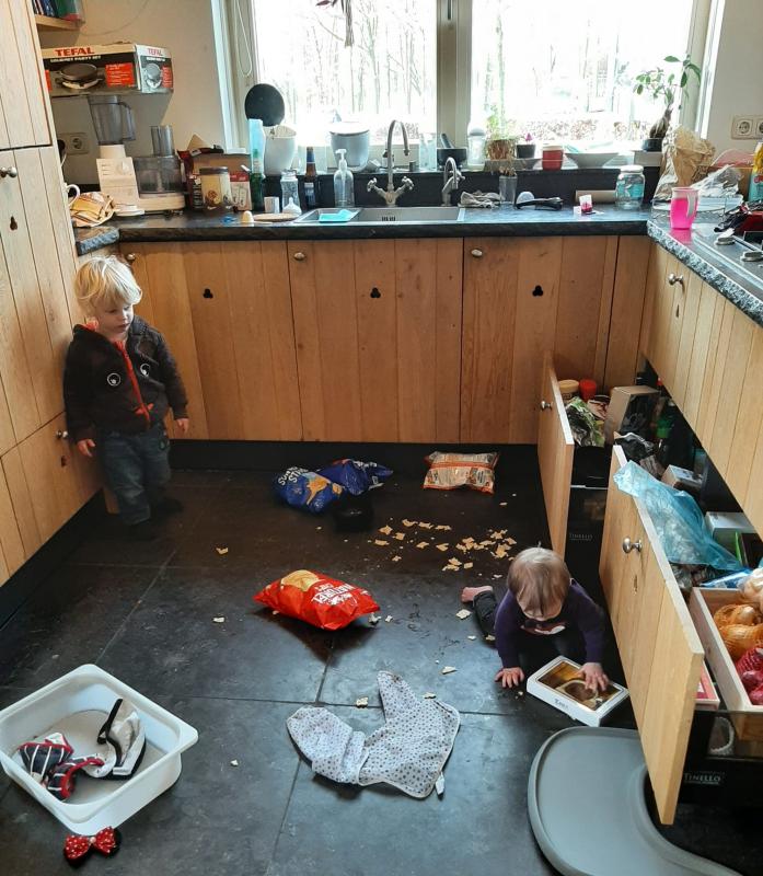 kindjes maken rommel in de keuken