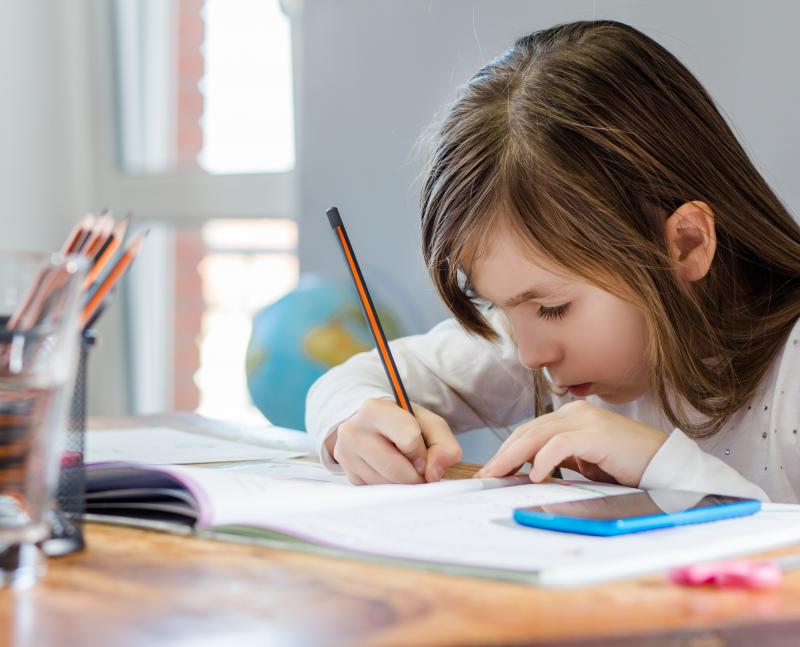 kind maakt huiswerk 