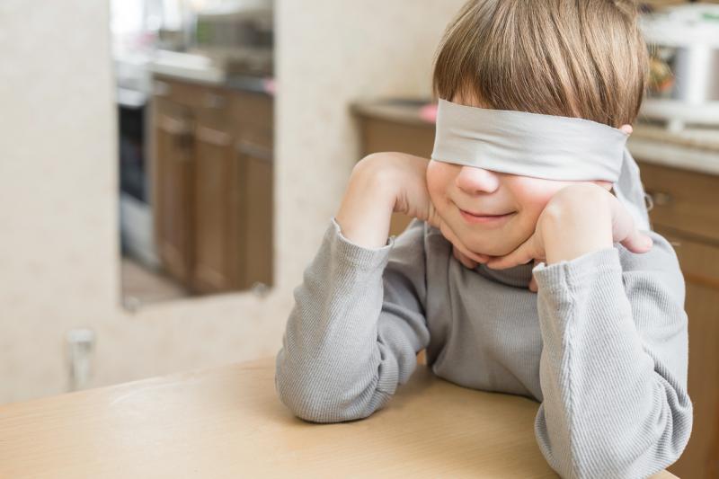 kind met blinddoek