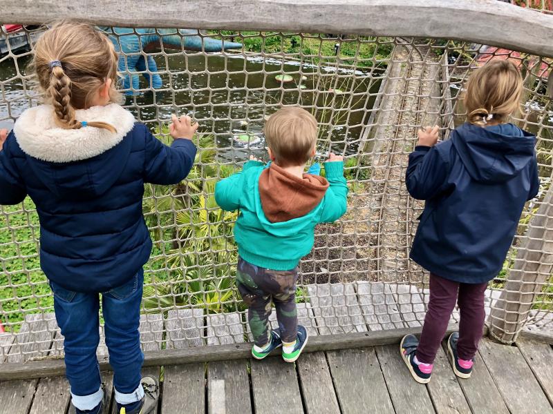 Kleuters in pretpark
