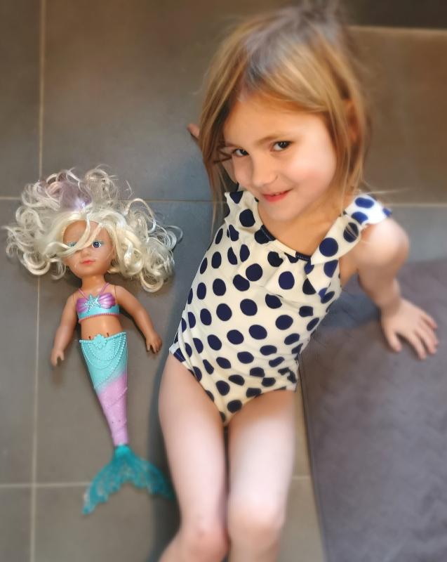 meisje met zeemeerminpop