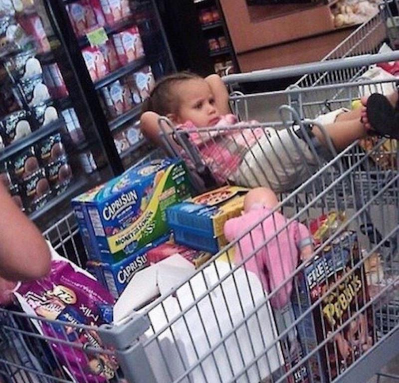 kind in supermarktkar