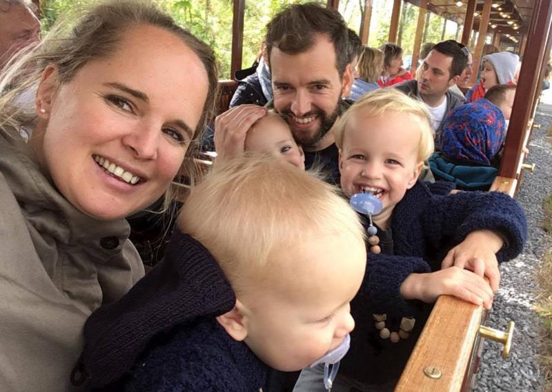 mama met gezin op uitstap