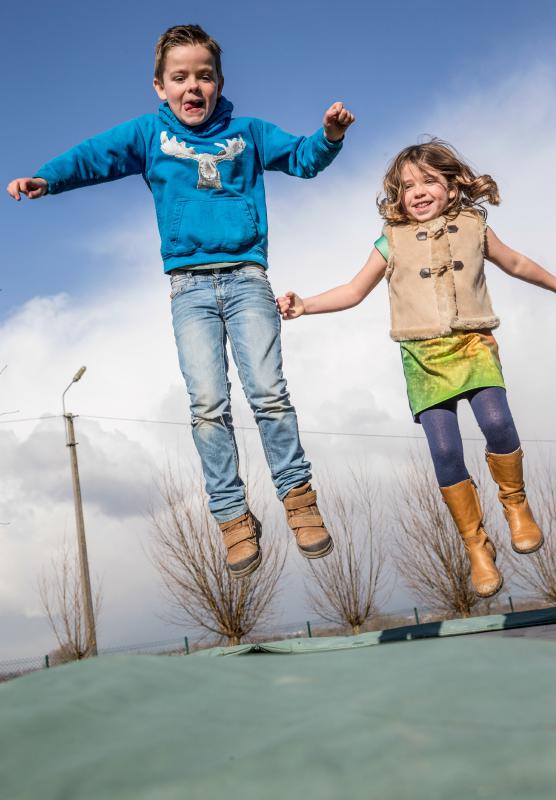jongen en meisje op de trampoline