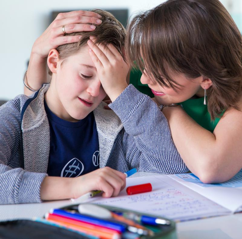 moeder helpt zoon met zijn huiswerk