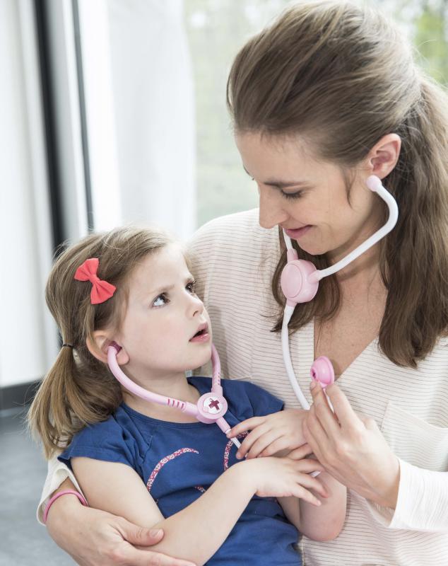 mama met dochter en stethoscoop