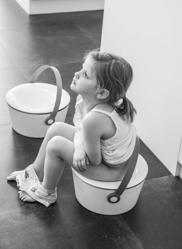 meisje op plaspot dotpot