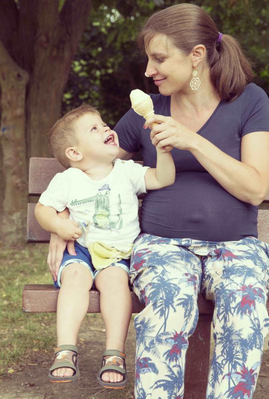 zwangere mama met zoontje en ijscrème