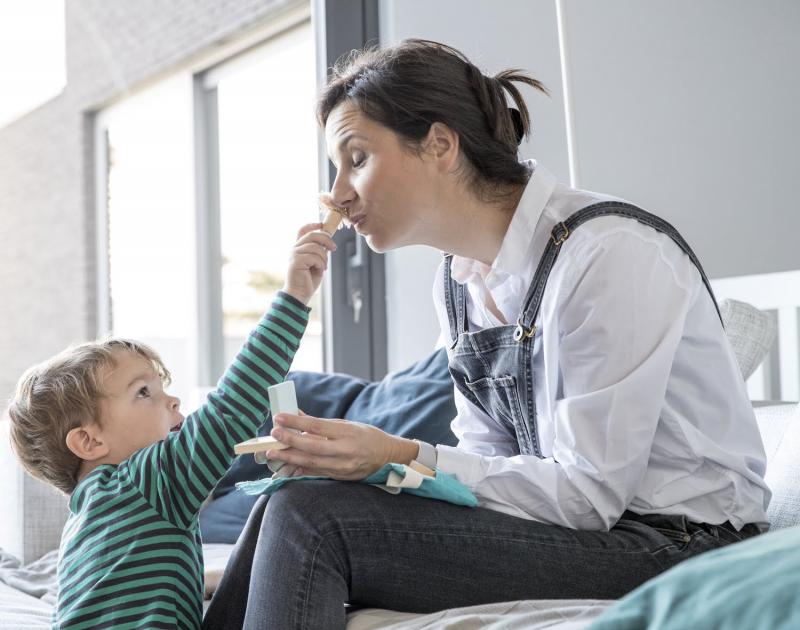 Kleuter helpt mama bij make-up