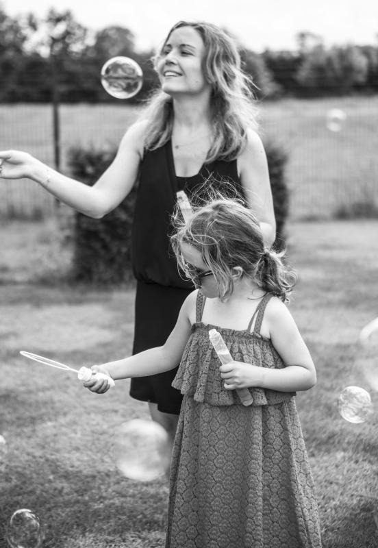 mama met dochter blaast belletjes