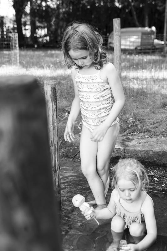 twee meisjes in water
