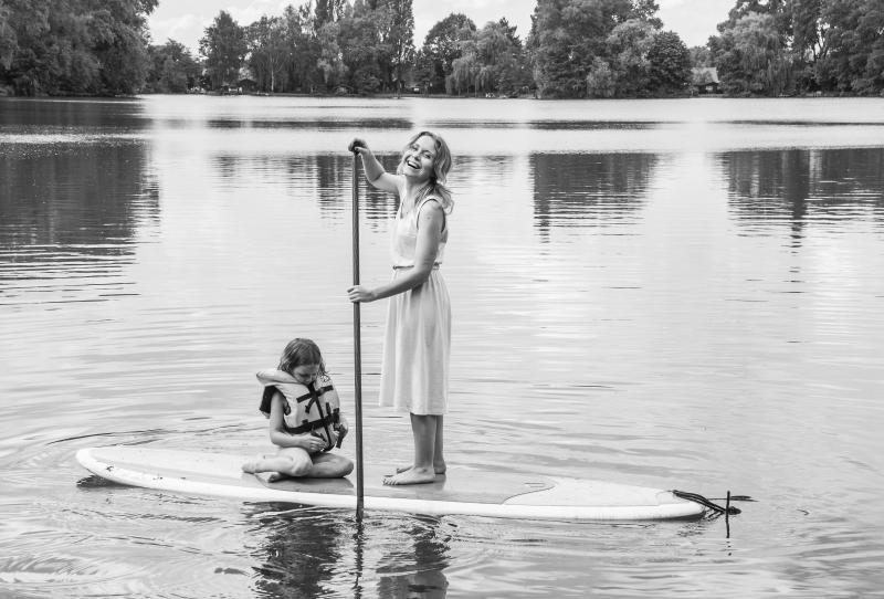mama met dochter op surfplank